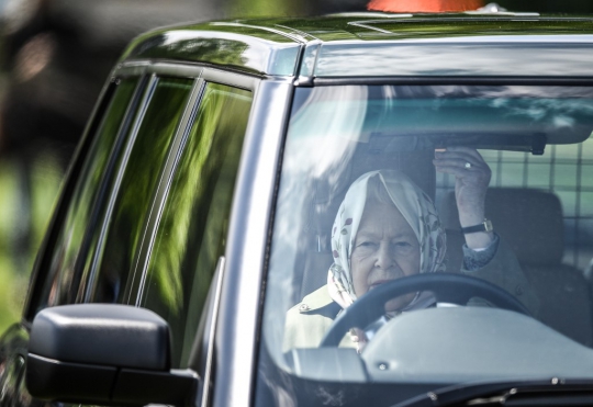 Berkerudung, Ratu Elizabeth II Nyetir Mobil ke Acara Balap Kuda