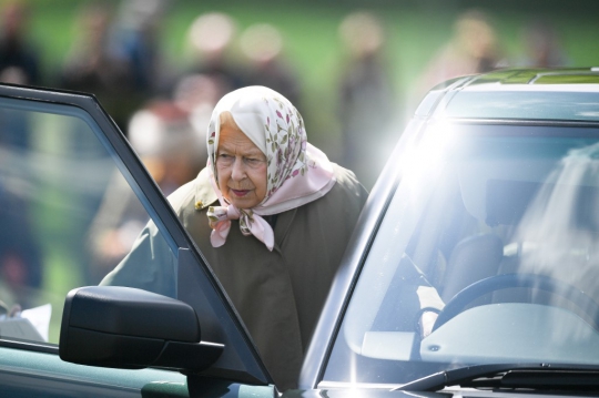 Berkerudung, Ratu Elizabeth II Nyetir Mobil ke Acara Balap Kuda