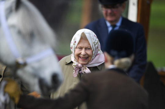 Berkerudung, Ratu Elizabeth II Nyetir Mobil ke Acara Balap Kuda