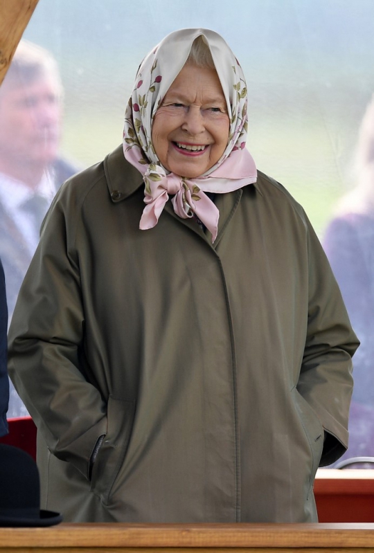 Berkerudung, Ratu Elizabeth II Nyetir Mobil ke Acara Balap Kuda