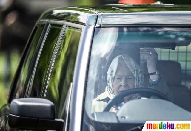 Foto Berkerudung Ratu Elizabeth II Nyetir Mobil ke 