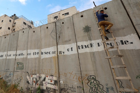 Demi Salat Jumat di Al Aqsa, Warga Palestina Nekat Panjat Tembok Israel