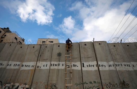 Demi Salat Jumat di Al Aqsa, Warga Palestina Nekat Panjat Tembok Israel