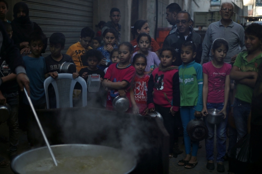 Potret Anak-Anak Jalur Gaza Berebut Hidangan Buka Puasa
