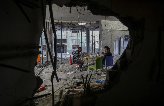 Meratapi Warga Gaza Berbuka di Tengah Reruntuhan