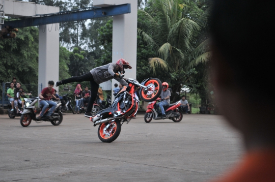 Aksi Freestyle Motor Ramaikan Ngabuburit di KBT