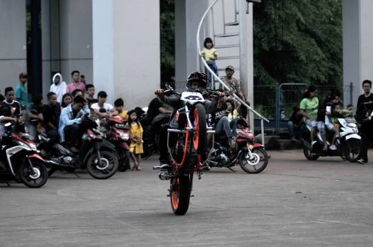 Aksi Freestyle Motor Ramaikan Ngabuburit di KBT