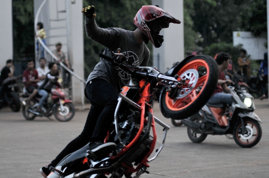 Aksi Freestyle Motor Ramaikan Ngabuburit di KBT