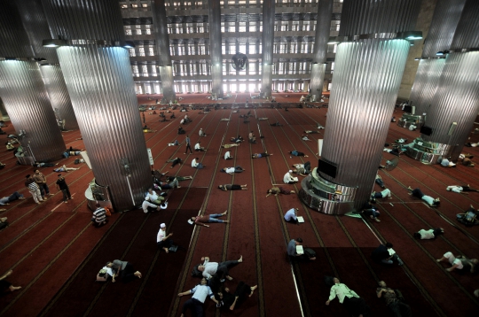 Masjid Istiqlal Tempat Tidur Favorit Warga saat Ramadan