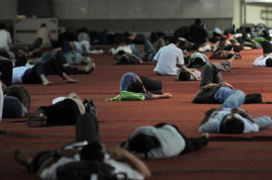 Masjid Istiqlal Tempat Tidur Favorit Warga saat Ramadan