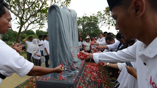 Aktivis Tabur Bunga Peringati Tragedi Mei 98