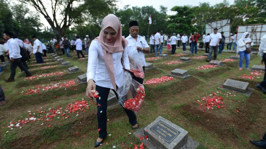 Aktivis Tabur Bunga Peringati Tragedi Mei 98