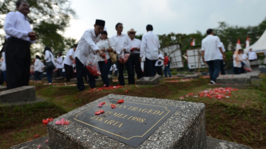 Aktivis Tabur Bunga Peringati Tragedi Mei 98