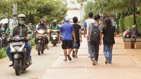 Aksi Para Pemotor Rampas Hak Pejalan Kaki di Trotoar