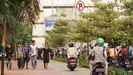 Aksi Para Pemotor Rampas Hak Pejalan Kaki di Trotoar