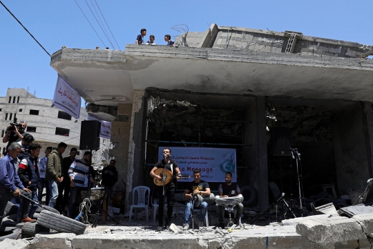 Aksi Penyanyi Palestina Konser di Reruntuhan Jalur Gaza