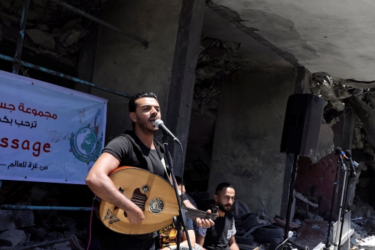 Aksi Penyanyi Palestina Konser di Reruntuhan Jalur Gaza