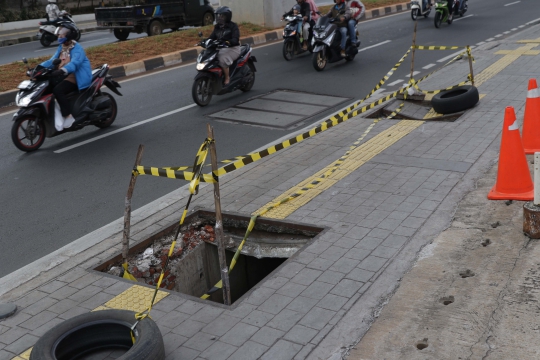 Hati-Hati, Penutup Trotoar di Jalan RS Fatmawati Rusak