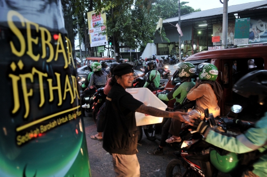 Aksi Anak Punk Berbagi Takjil