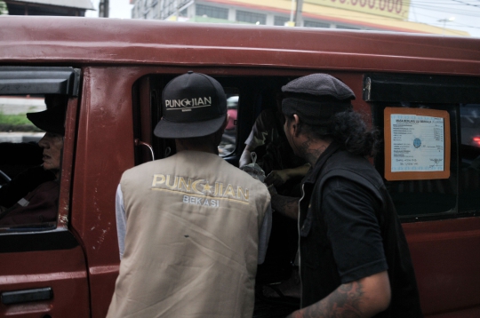 Aksi Anak Punk Berbagi Takjil