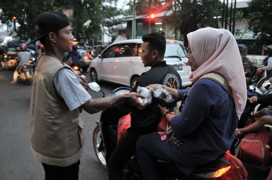 Aksi Anak Punk Berbagi Takjil