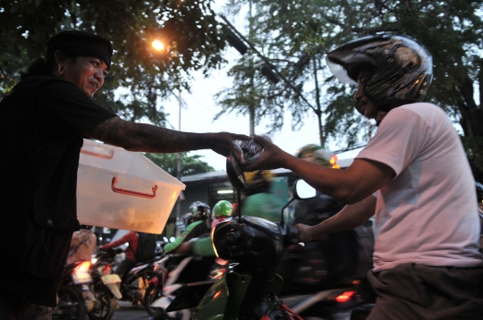 Aksi Anak Punk Berbagi Takjil