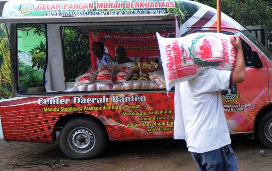 Warga Serbu Bazar Sembako Murah di BSD