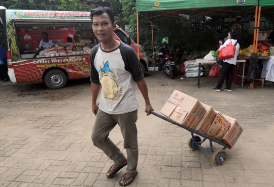 Warga Serbu Bazar Sembako Murah di BSD