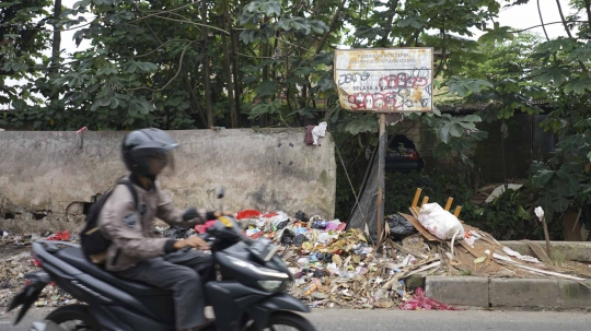 Tumpukan Sampah di Depok Meluber ke Bahu Jalan