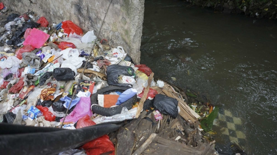 Tumpukan Sampah di Depok Meluber ke Bahu Jalan