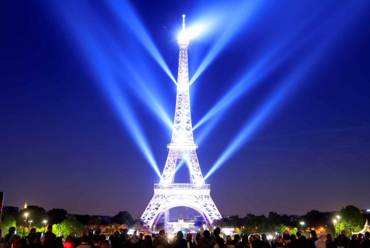 HUT ke-130, Menara Eiffel Tampil Terang Benderang