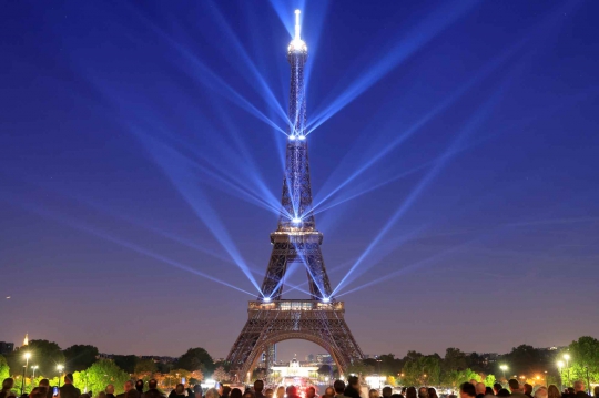 HUT ke-130, Menara Eiffel Tampil Terang Benderang