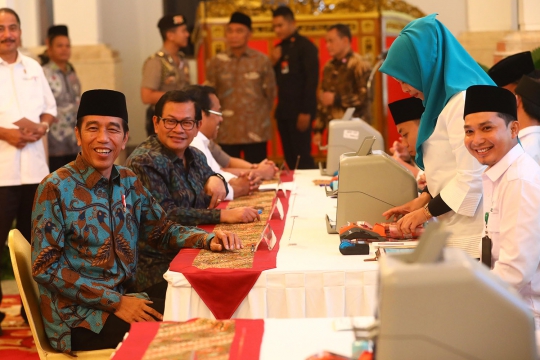 Presiden Jokowi Serahkan Zakat Mal di Istana Negara