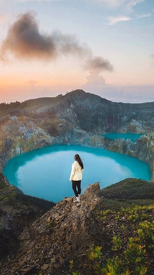 Pesona Danau Kelimutu dan 3 Warnanya yang Cantik