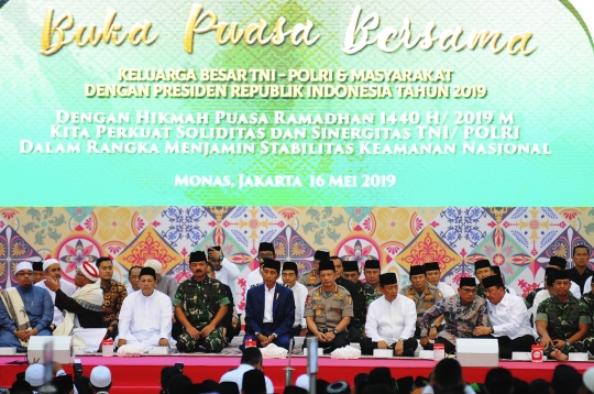 Jokowi Buka Bersama dengan TNI/POLRI