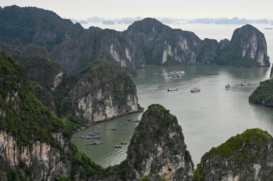 Panorama Teluk Ha Long di Vietnam yang Menakjubkan