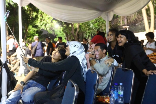 Suasana Buka Puasa Bersama Pewarta Foto di Bundaran HI