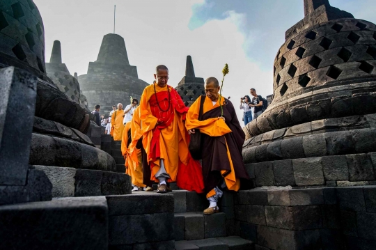 Persiapan Waisak, Para Biksu Ziarah ke Candi Borobudur