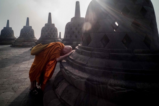 Persiapan Waisak, Para Biksu Ziarah ke Candi Borobudur