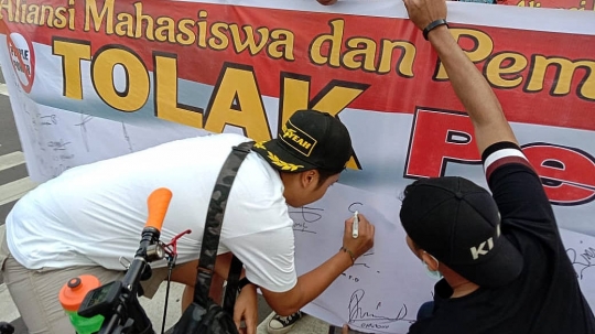 Aksi Tanda Tangan Tolak Gerakan People Power