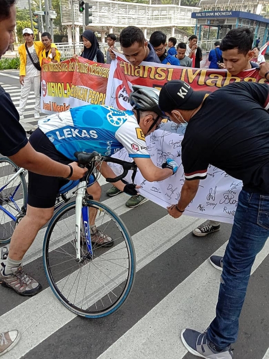 Aksi Tanda Tangan Tolak Gerakan People Power