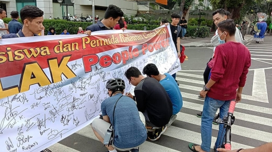 Aksi Tanda Tangan Tolak Gerakan People Power