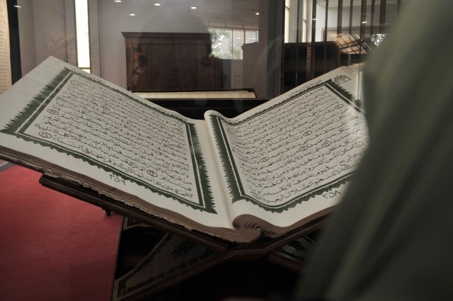 Pengunjung melihat Alquran terbesar yang dipamerkan di Museum Bayt Al-Quran, Jakarta, Minggu (19/5). Selain mushaf Alquran, museum ini juga menampilkan sejarah panjang Alquran mulai dari diturunkannya surat pertama kepada Nabi Muhammad SAW hingga pada zaman Alquran cetakan, elektronik, dan digital. 