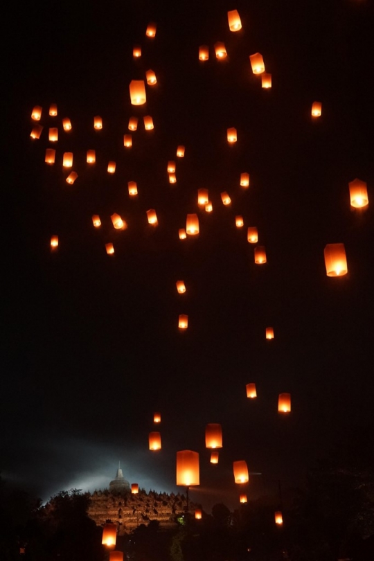 Waisak, Umat Buddha Terbangkan Lentera di Borobudur