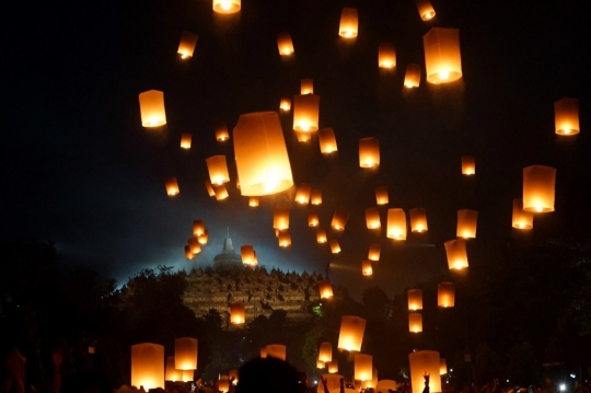 Waisak, Umat Buddha Terbangkan Lentera di Borobudur