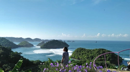 Atmosfer Raja Ampat Mini di Pantai Teluk Asmara