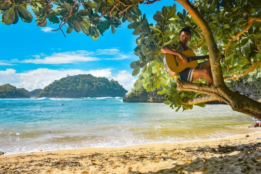 Atmosfer Raja Ampat Mini di Pantai Teluk Asmara