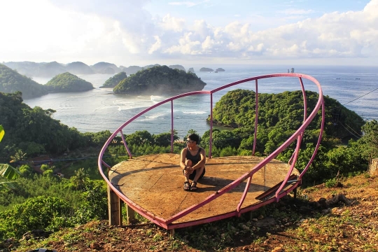 Atmosfer Raja Ampat Mini di Pantai Teluk Asmara