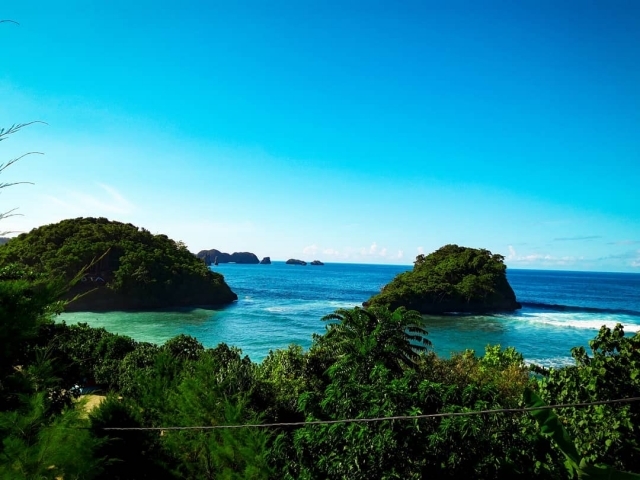 Foto Atmosfer Raja Ampat Mini Di Pantai Teluk Asmara