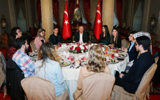 Keakraban Presiden Turki dan Mesut Ozil Buka Bersama di Istana